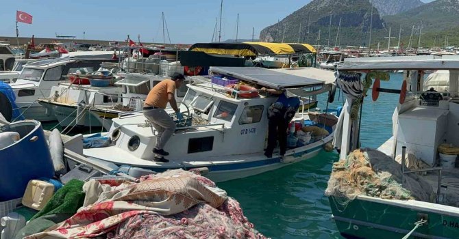 Antalya’da teknesinde yaşayan adam ölü bulundu