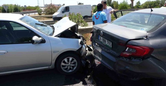 İki otomobilin çarpıştığı kazada şans eseri kimsenin burnu kanamadı