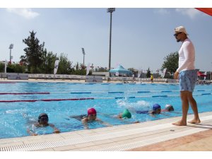 Mersin’de yüzme kursları sürüyor