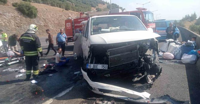 Lastiği patlayan minibüs kaza yaptı: 1 ölü, 8 yaralı