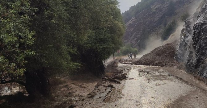 Toprak kayması sonucu kapanan yol yeniden açıldı