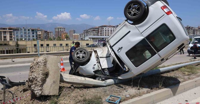 Aydınlatma direğine çarpan araç ters döndü