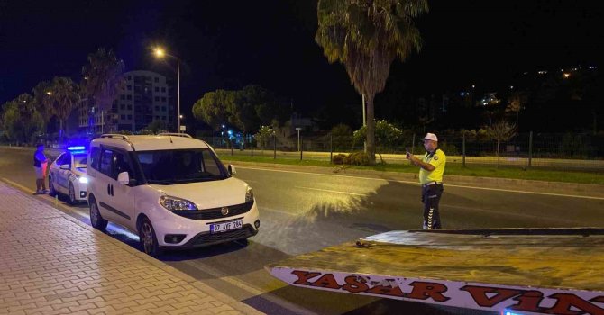 Kadını darp ederken kendisine müdahale eden polise mukavemette bulundu