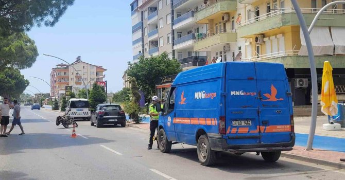 Kargo aracının açılan kapısı motosiklet sürücüsünü hastanelik etti: 1 yaralı