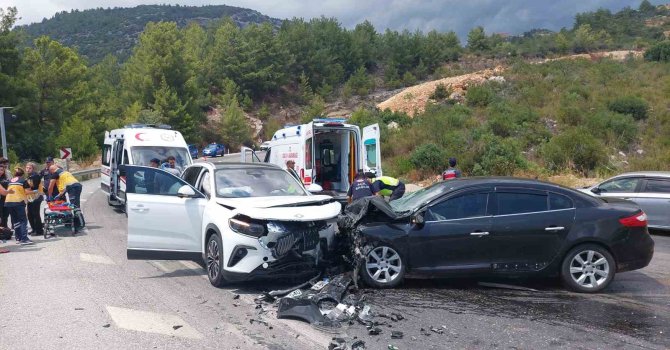 Antalya’da 2 araç kafa kafaya çarpıştı: 7 yaralı