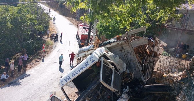 Kontrolden çıkan limon yüklü kamyon duvara çarptı: 1 yaralı