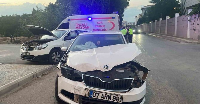 Antalya’da iki otomobil kafa kafaya çarpıştı: 1 yaralı