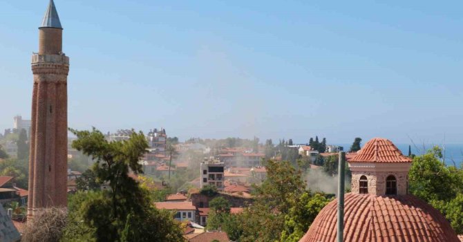 Kaleiçi’nde yoğun duman itfaiyeyi alarma geçirdi