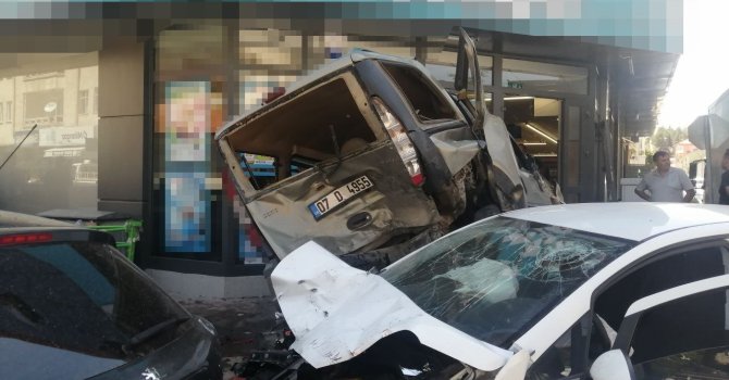 Isparta’da araçlar birbirine girdi, ortalık savaş alanına döndü: 3 yaralı