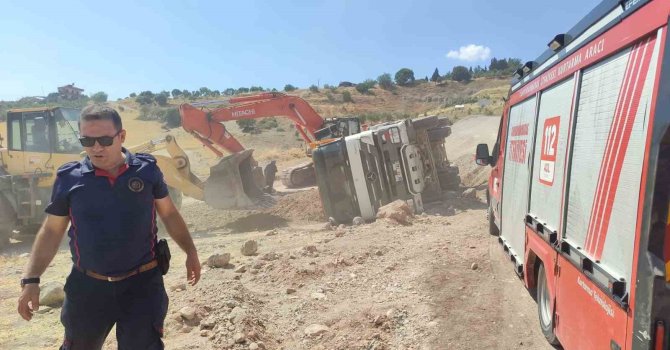 Kahramanmaraş’ta kum yüklü kamyon devrildi: 1 yaralı