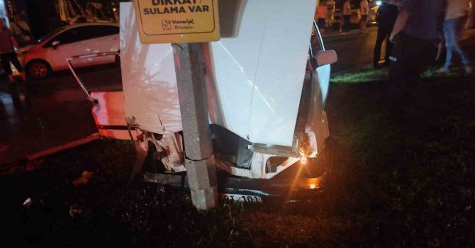 Önce park halindeki araçlara, ardından aydınlatma direğine çarparak durabildi: 1’i ağır 2 yaralı