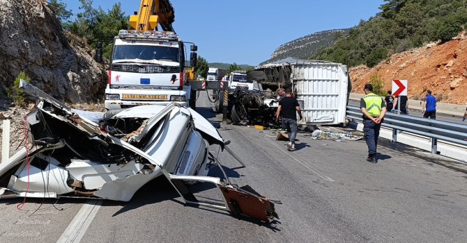 Kamyon tıra arkadan çarptı, ortalık savaş alanına döndü: 1 ölü