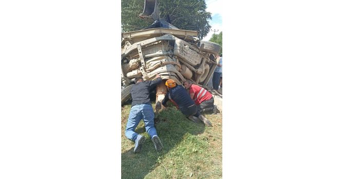 Isparta’da otomobil ağaca çarptı: 2 yaralı