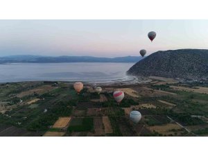 Salda Gölü’nde sıcak hava balonuyla ilk uçuş