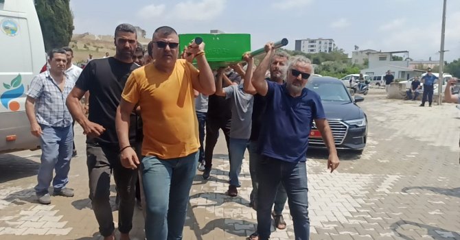 İzmir’de yoldaki elektrik akımına kapılarak ölen Özge Ceren, son yolculuğuna uğurlandı