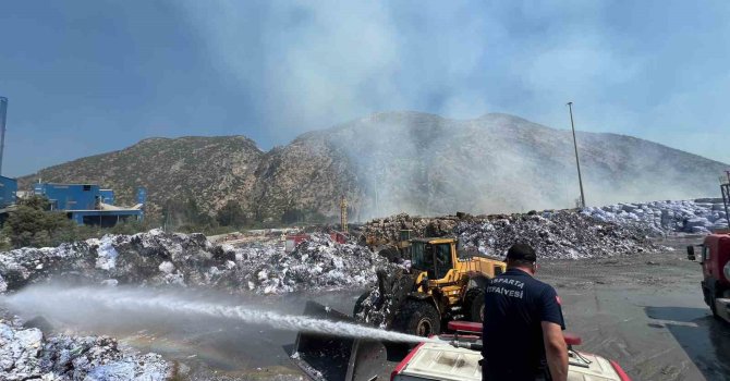 Isparta İtfaiyesi, Söke’deki yangın söndürme çalışmalarına destek veriyor