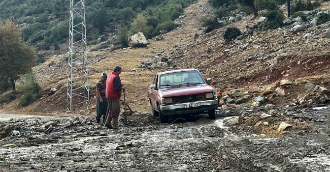 Mersin’de şiddetli yağış hayatı olumsuz etkiledi