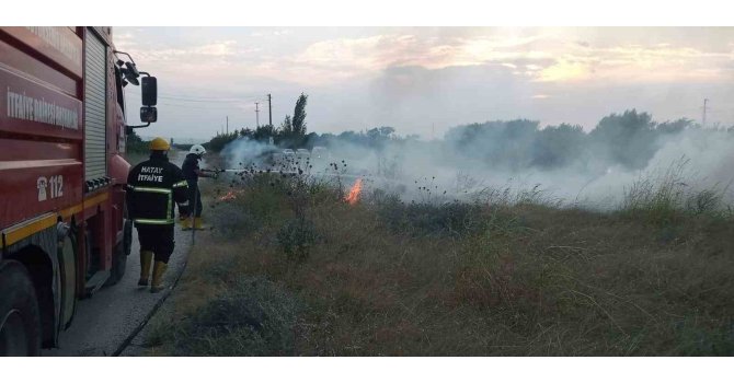 Erzin’de doğal gaz borusu üzerindeki otluk alanda yangın çıktı