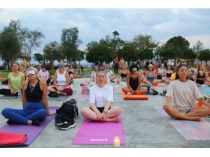 Antalya’nın dünyaca ünlü Konyaaltı sahilinde yoga yaptılar