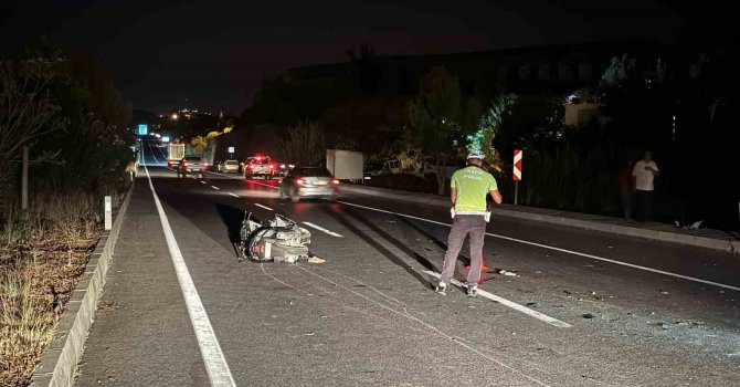 Motosikletle araca çarpıp yere düşen gence, yerde yatarken başka bir araç çarptı