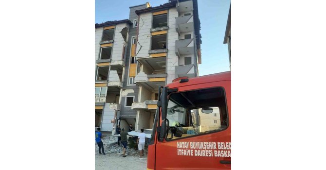 İntihar etmek için 5 katlı apartmana çıkan şahıs ikna edildi