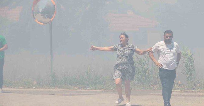 Alevlerin arasında kaldı, yine de görevini bırakmadı