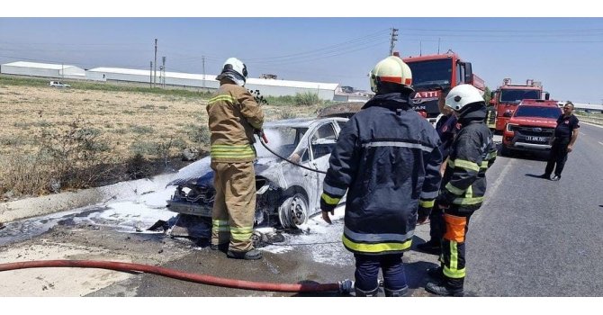 Antakya’da yanan araç kullanılmaz hale geldi