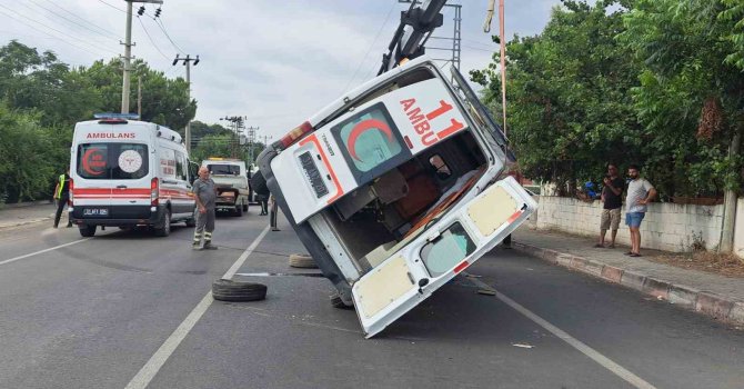 Hatay’da ambulans devrildi: 2 sağlık çalışanı yaralandı