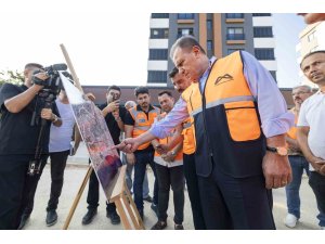 Mersin’de Büyükşehir Belediyesinin yol yapım çalışmaları sürüyor