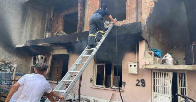 Kadın kocasına kızıp evi ateşe verdi, kendii de yandı