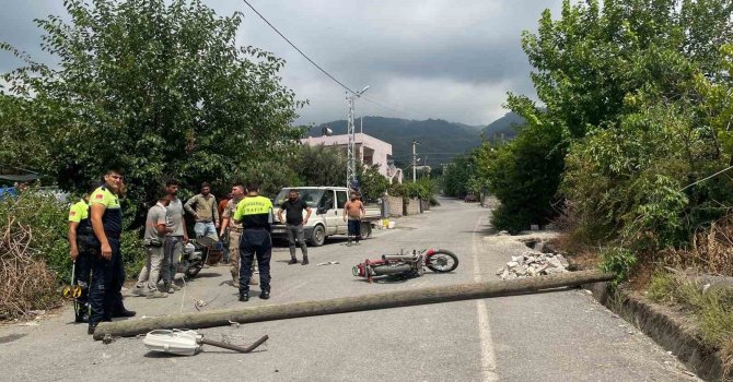 Üzerine elektrik direği devrilen şahıs yaralandı