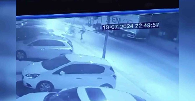 Adana’da ’dur’ ihtarına uymayan motosikletli, polise çarptı... O anlar kamerada