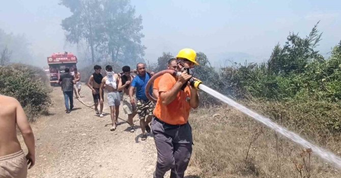 Antalya’da mezarlık yangını ormana sıçradı, mahalleliyi alarma geçirdi