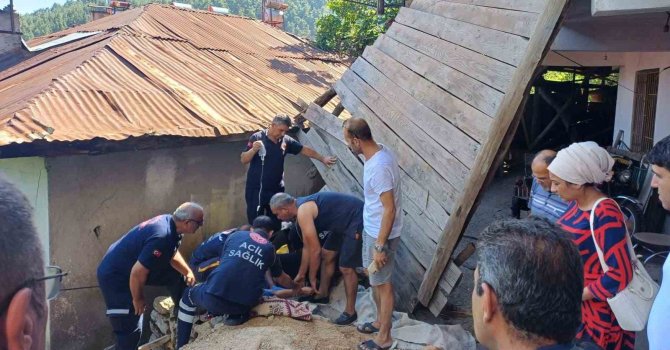 Adana’da çardak direği kırıldı, üzerindekiler aşağı düştü: 4 yaralı