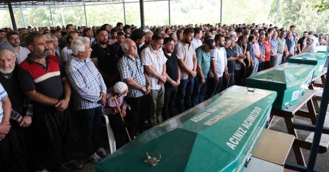 Göle düşen otomobilde hayatını kaybeden aile, gözyaşlarıyla toprağa verildi