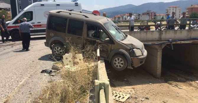 Burdur’da iki otomobil çarpıştı, araçlardan biri köprüde asılı kaldı: 3 yaralı