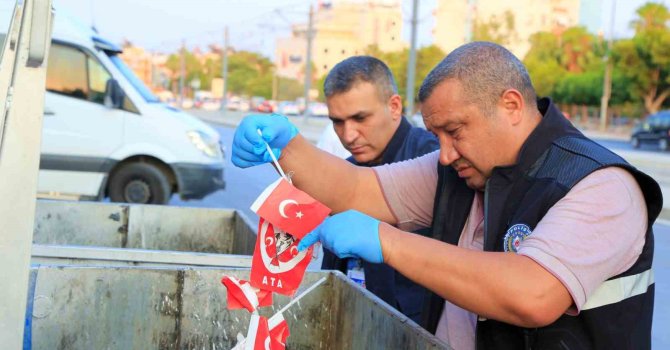 Okul önünde çöpe atılan bayraklar polisi alarma geçirdi