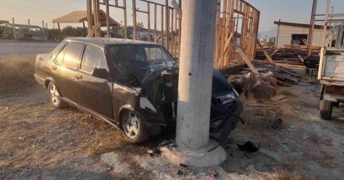 Otomobil direğe çarptı, kaza güvenlik kamerasına yansıdı: 1 yaralı