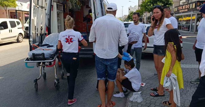 Otomobil, yola fırlayan turist çocuğa çarptı