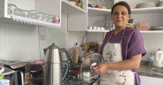 Depremzede esnafın konteynerine giren hırsız içli köfte yiyip, bulaşıkları yıkadı