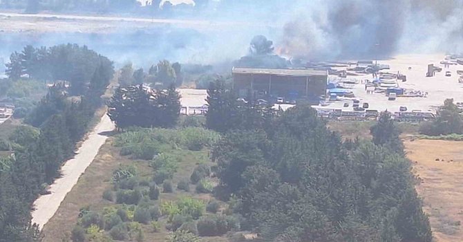 Mersin Silifke’de liman şantiyesinde yangın, ekipler havadan ve karadan müdahale ediyor