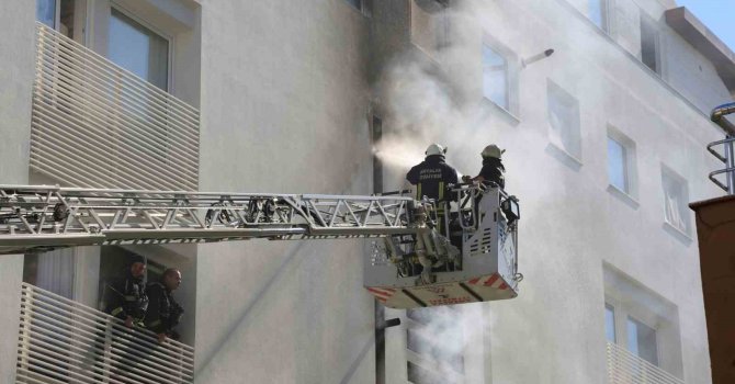 Klima motoru büyük bir gürültü ile patladı, apartman sakinleri panik yaşadı