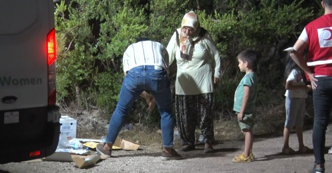 Yangında evlerinden tahliye olan vatandaşlar geceyi araçlarında geçirdi