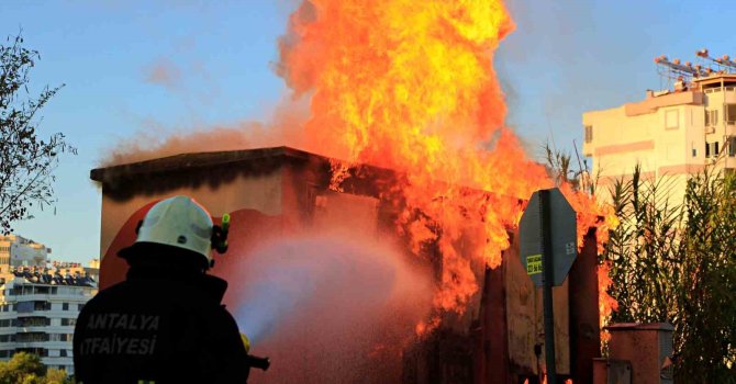 Aşırı yüklenmeyi kaldırmayan trafo alev alev yandı