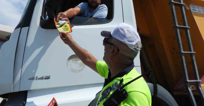 Polis ekipleri tır ve motosiklet sürücülerine bilgilendirici broşür dağıttı