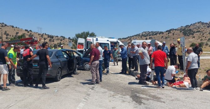 Burdur’da iki otomobil çarpıştı: 1’i ağır 10 yaralı