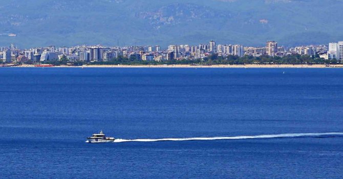 Yüzen 3 kişinin kıyıya dönemediği ihbarı deniz polisini alarma geçirdi