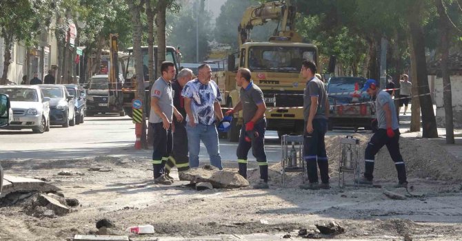 Asfalt çalışması sırasında doğal gaz boru hattında sızma ekipleri alarma geçirdi