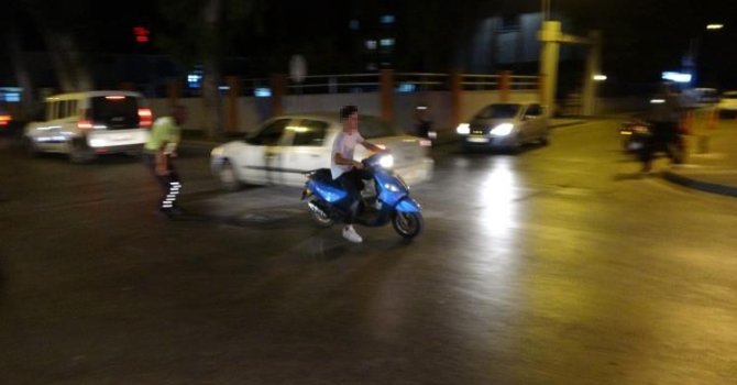 Motosikleti polisin üzerine sürüp kaçtı, plakasına sadece 2 bin 196 TL ceza yazılabildi