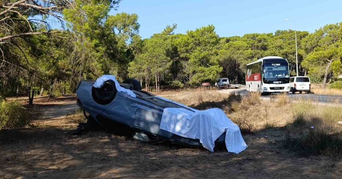 Takla atan lüks otomobilin plakalarını söküp üzerini çarşafla kapattılar